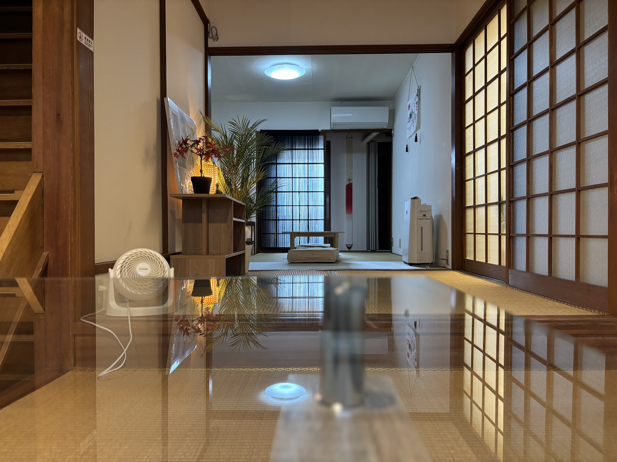 Espace de coworking de la maison Kujo, avec ses portes japonaises et sa table