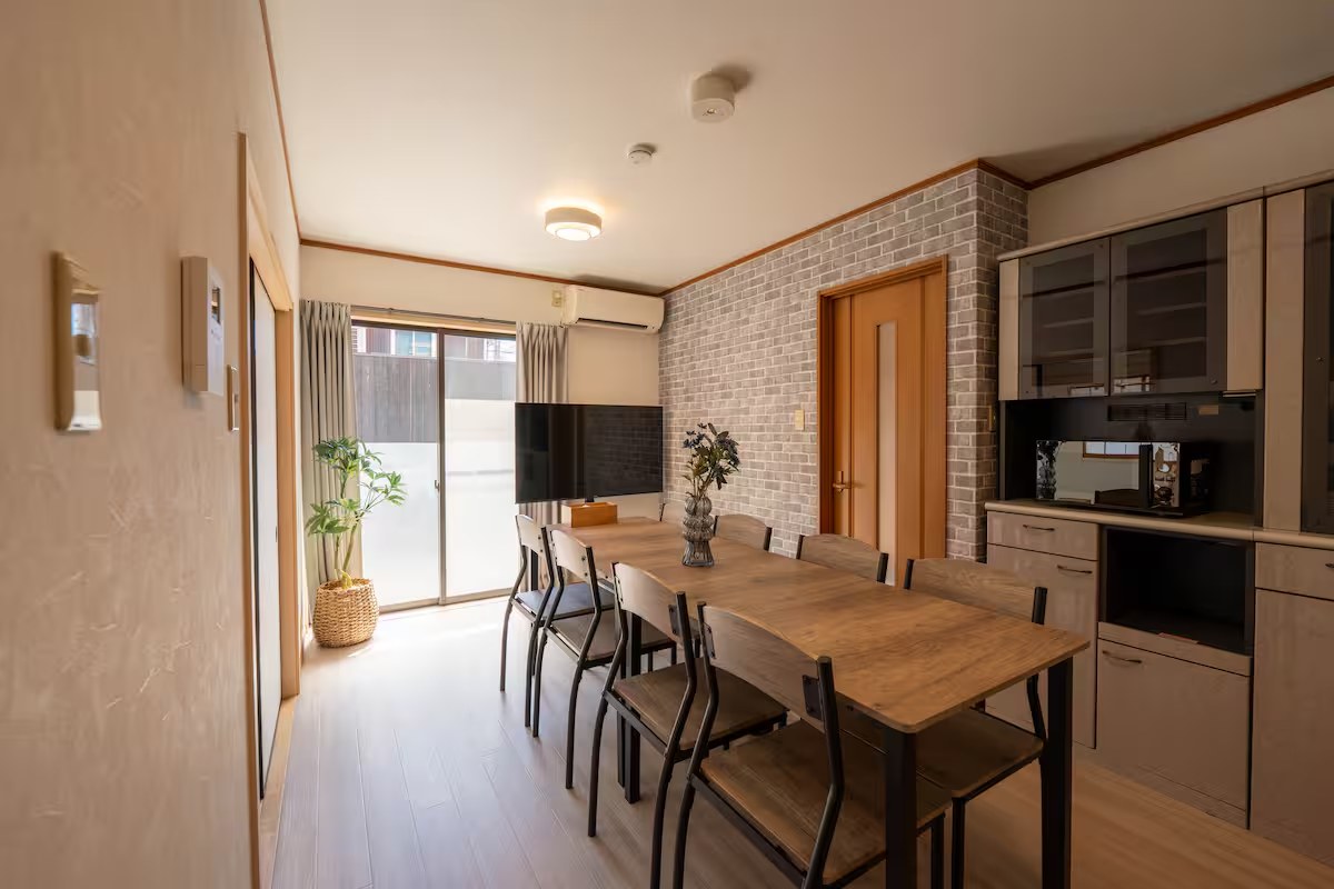 Pièce de vie d’un logement partenaire, table et cuisine