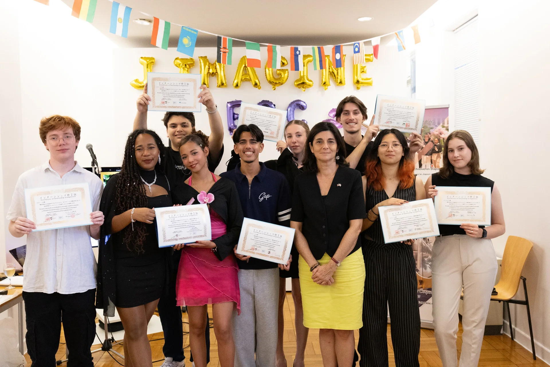 Photo de groupe des étudiants présentant leurs certificats, en présence de la consule générale de France