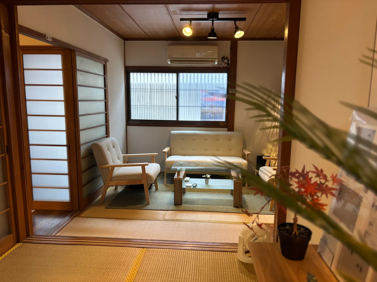 畳、椅子、観葉植物がある、続き間の様子